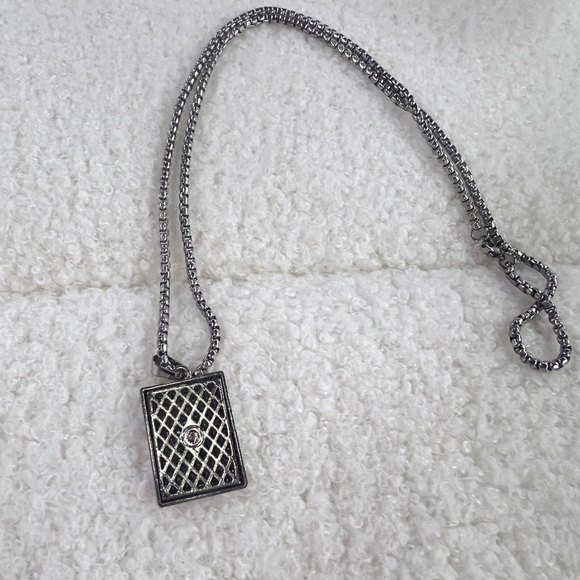 Street Style Fashion Necklace - Bold and Trendy Statement for Every Outfit - Picture 3 of 4